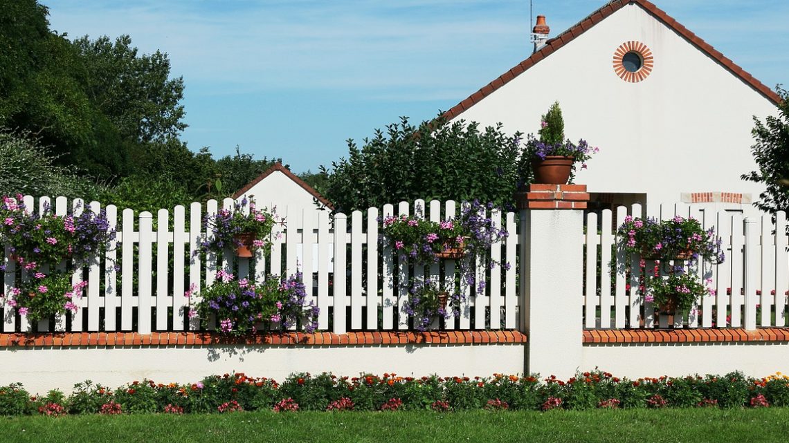 Bien choisir sa clôture rigide de jardin, son matériau